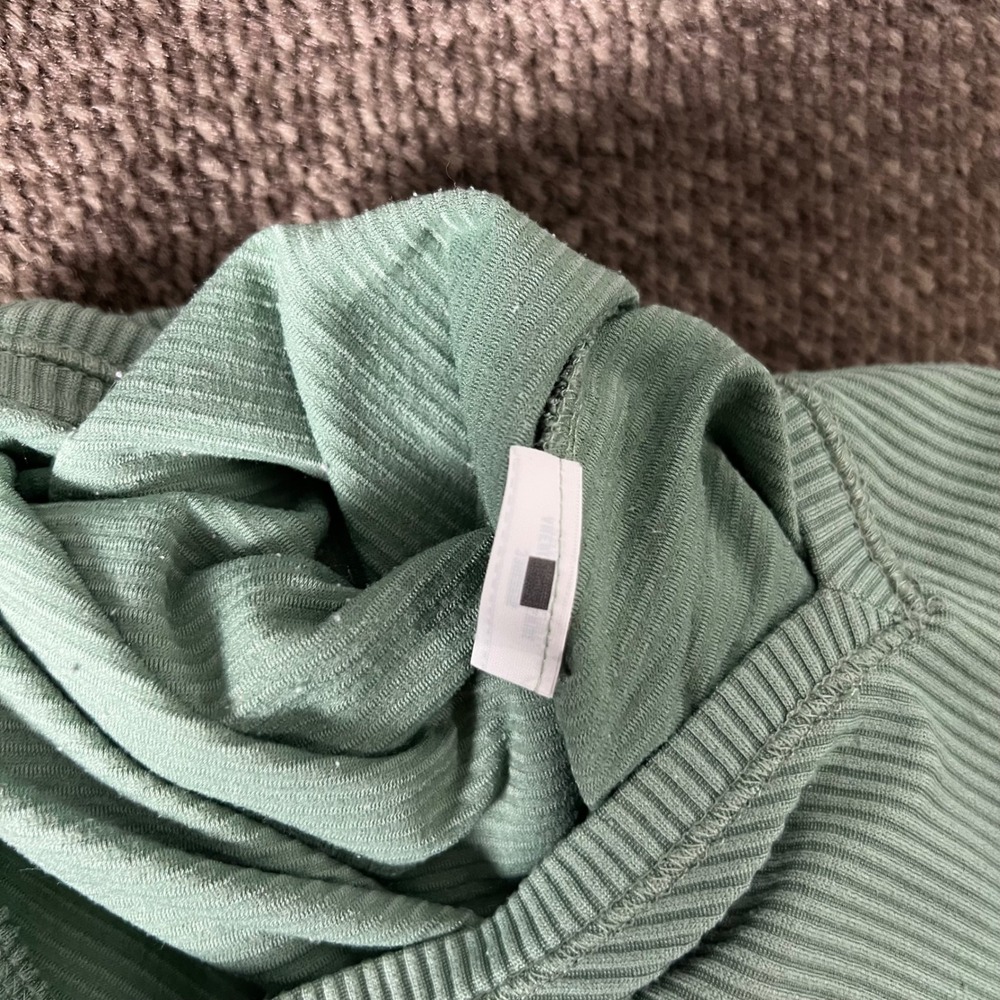 Hollister Must Have Collection Ribbed V Neck Baby Tee Mint Green XS - Picture 3 of 6
